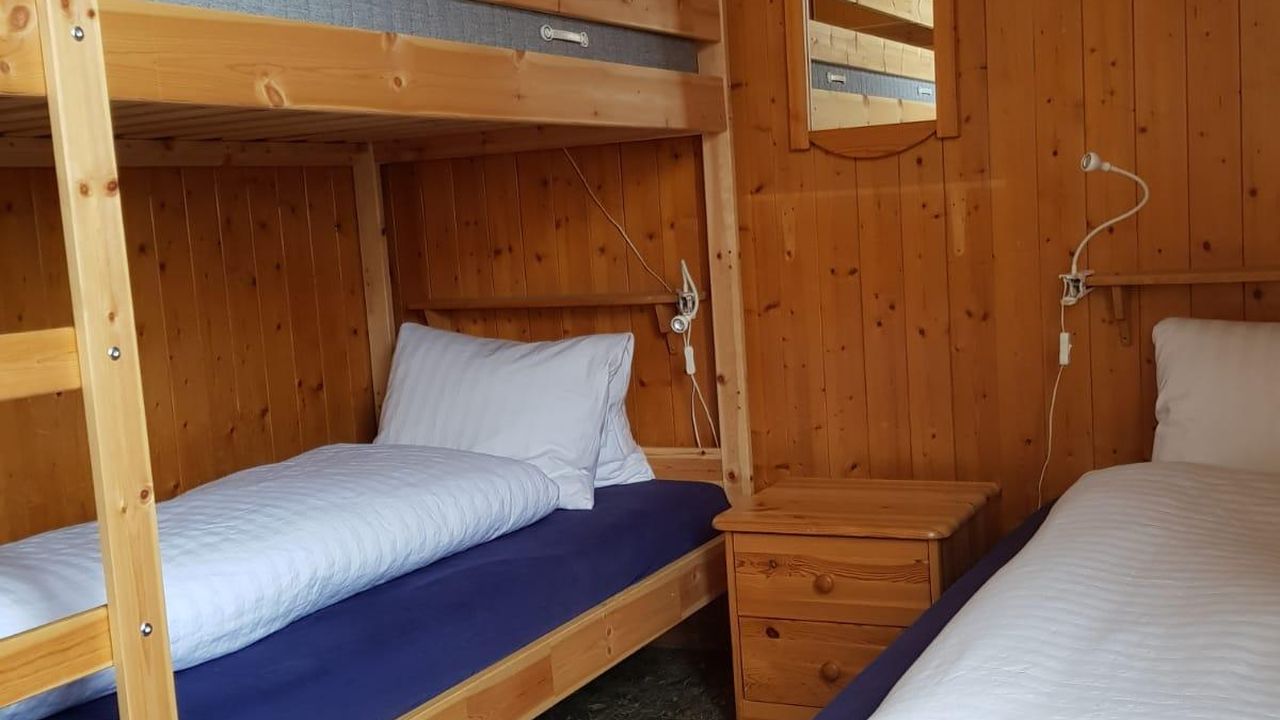 Schlafzimmer mit Kajütenbett und Einzelbett Schlafzimmer mit Kajütenbett und Einzelbett